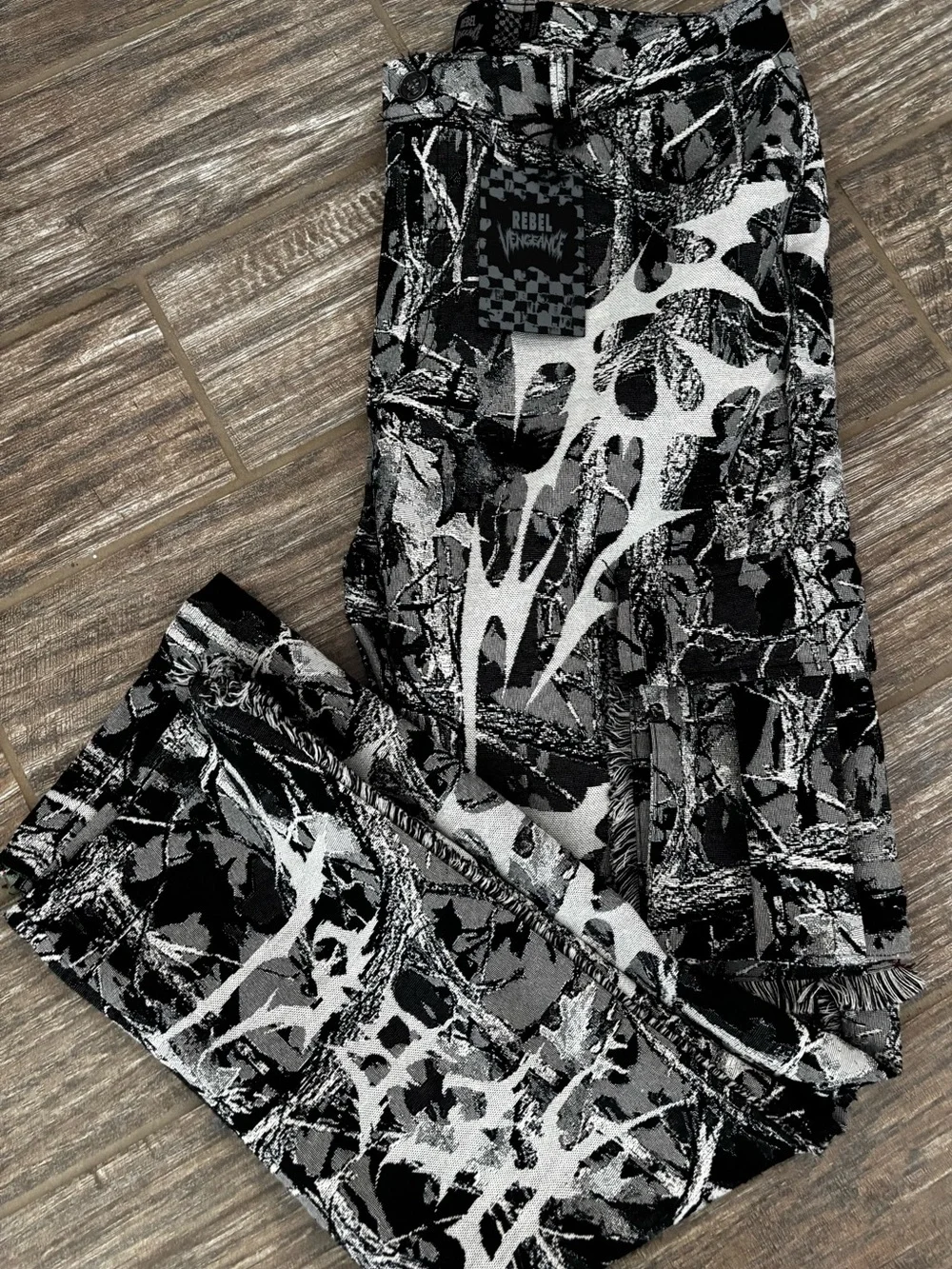 Rebel Vengeance Black & White Abstract Print Cargo Pants size 36 nwt - Picture 2 of 6